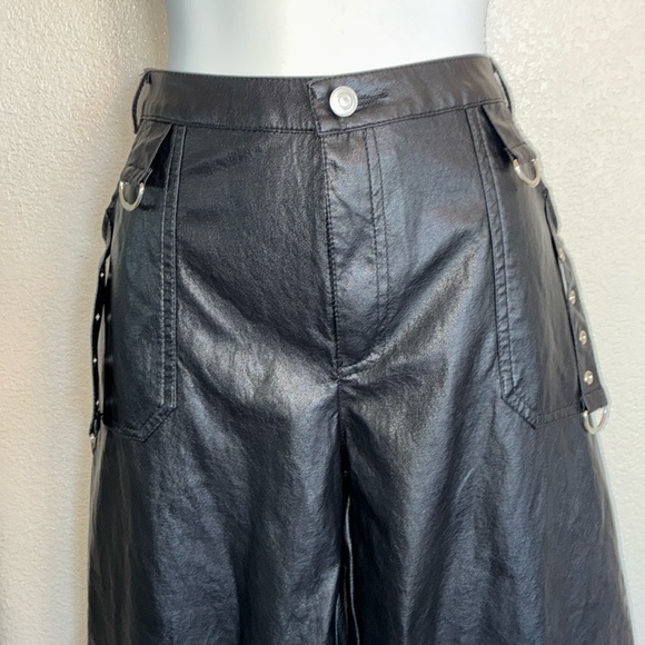 FASHION NOVA cargo pants, wide leg, black faux leather, zip, high waist. M - Picture 5 of 17